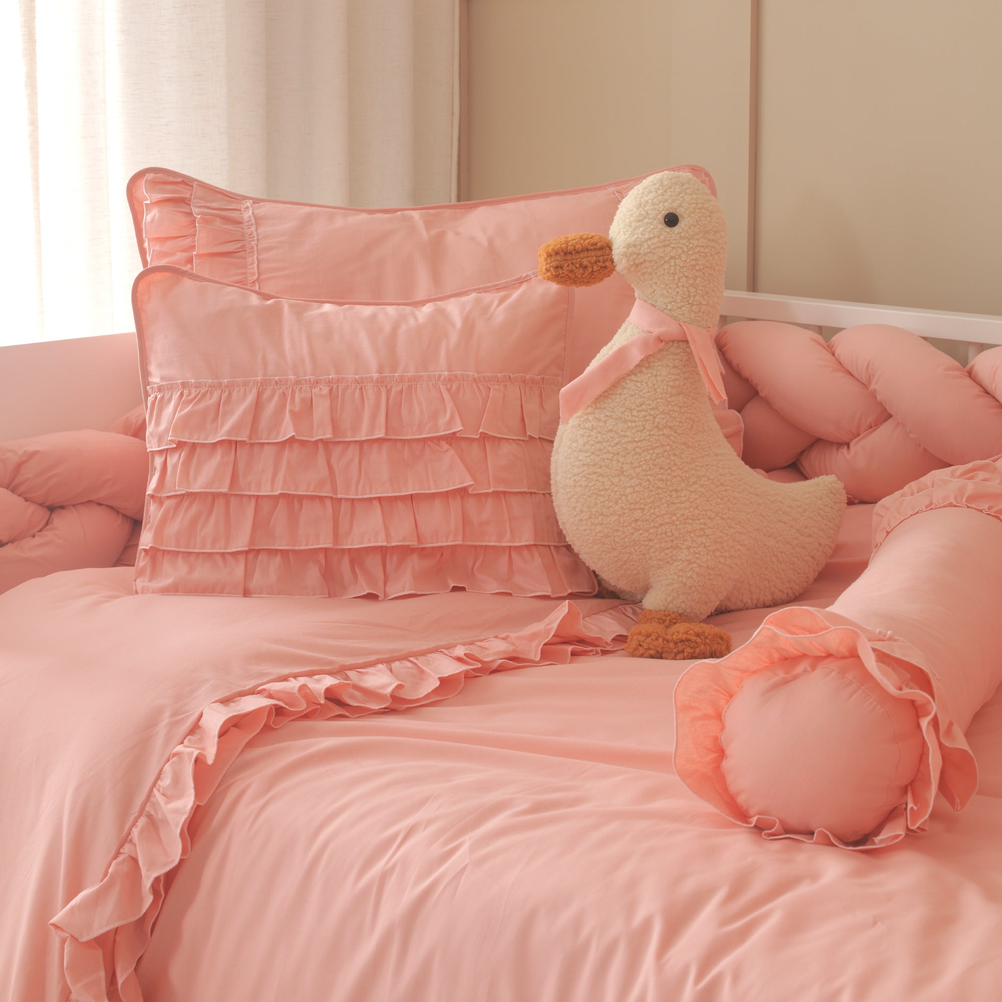 El yapımı fırfırlı pofuduk dekoratif yastık Joyful Kids Luna pembe.