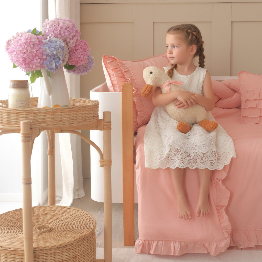 %100 pamuk pembe kumaş el işçiliği fırfırlı bebek nevresim takımı detayı ve dokusu.