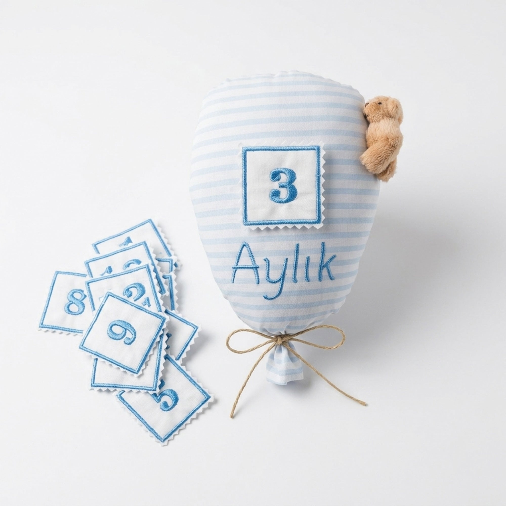 Mavi çizgili ay takip balonu ve 12 aylık numaralı yamalar bir arada