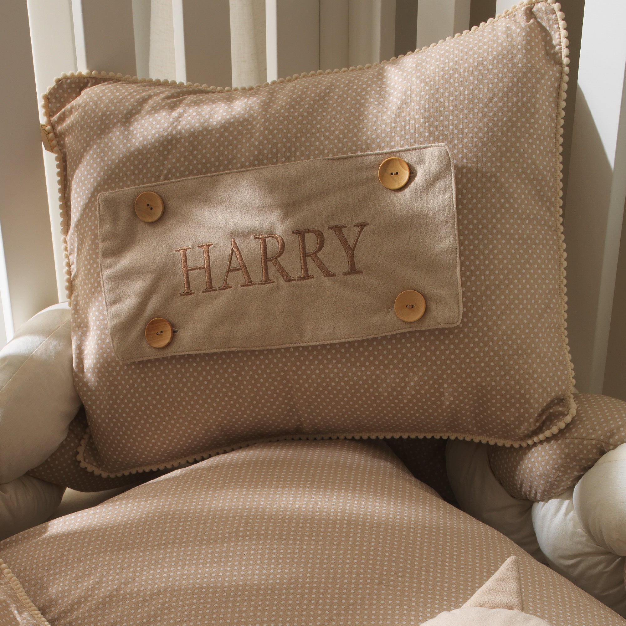 Kişiselleştirilmiş bebek yastığı misty brown nötr renk koleksiyonu