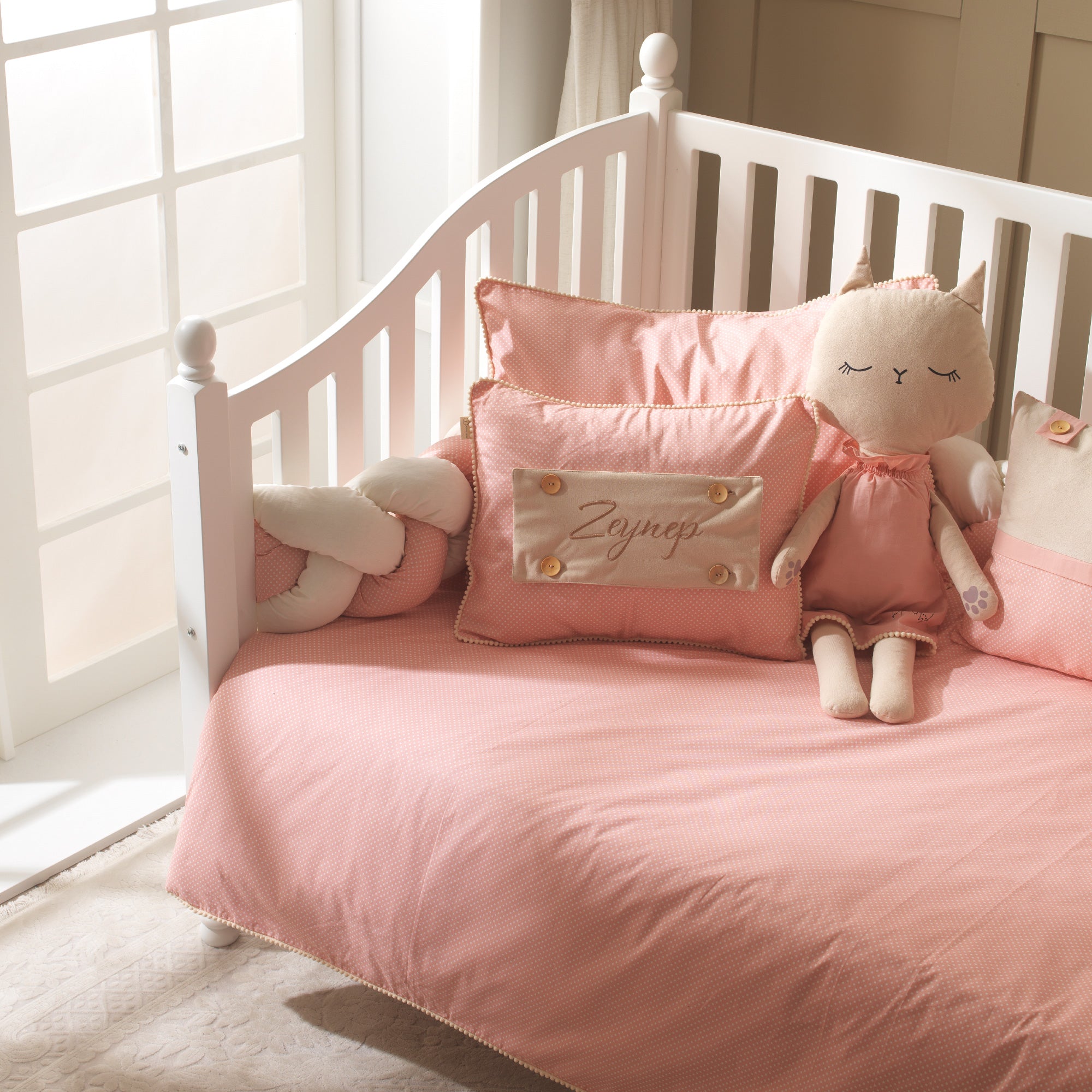 Misty Pink Montessori bebek yastığı Joyful Kids Bella