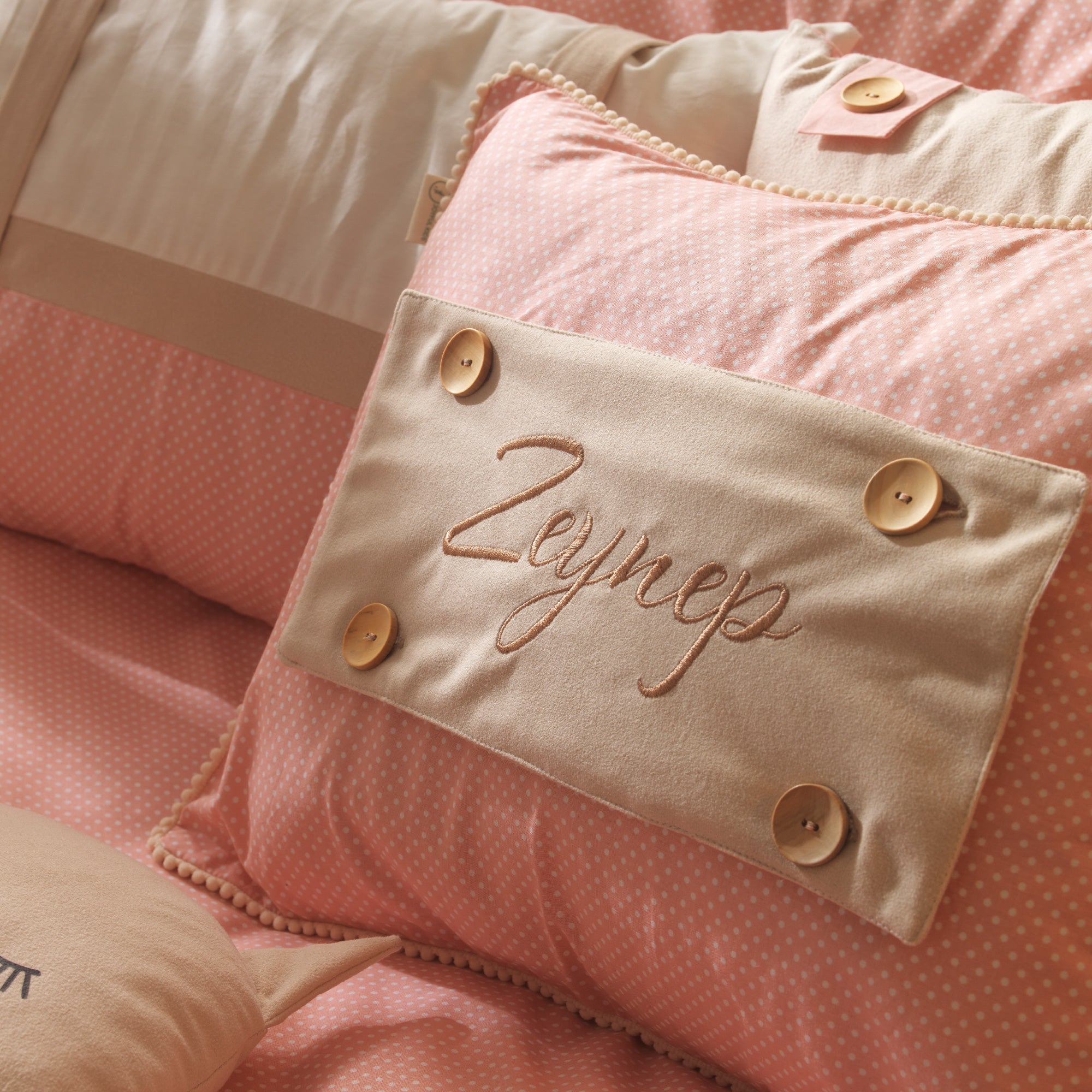 İsim bandanası tak çıkar pembe bebek odası dekorasyon