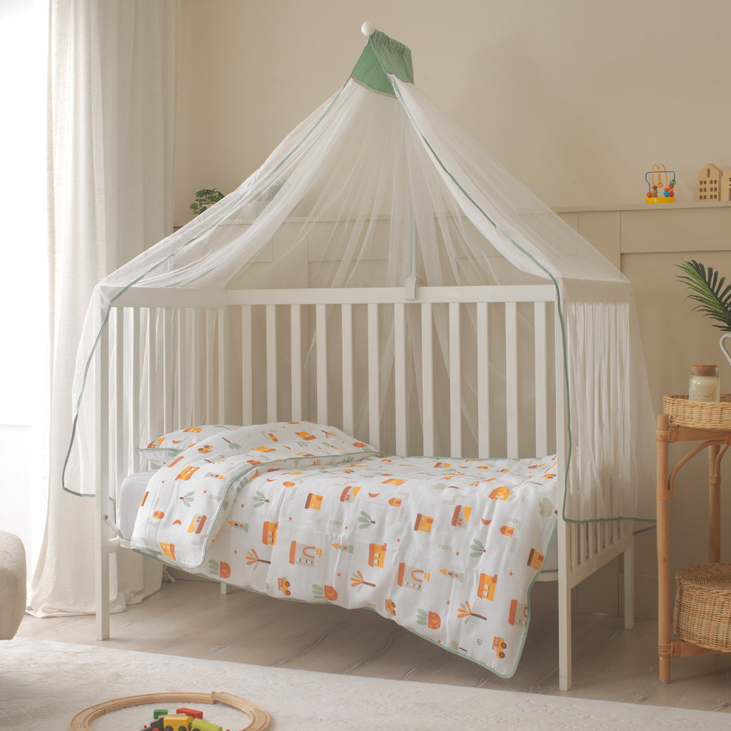 Yeşil biye detaylı el işçiliği müslin bebek yastığı ve iç yastık dolgu çekimi.