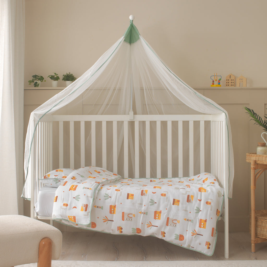 Modern ve enerjik bebek odaları için tasarlanmış yeşil detaylı My City nevresim konsepti.