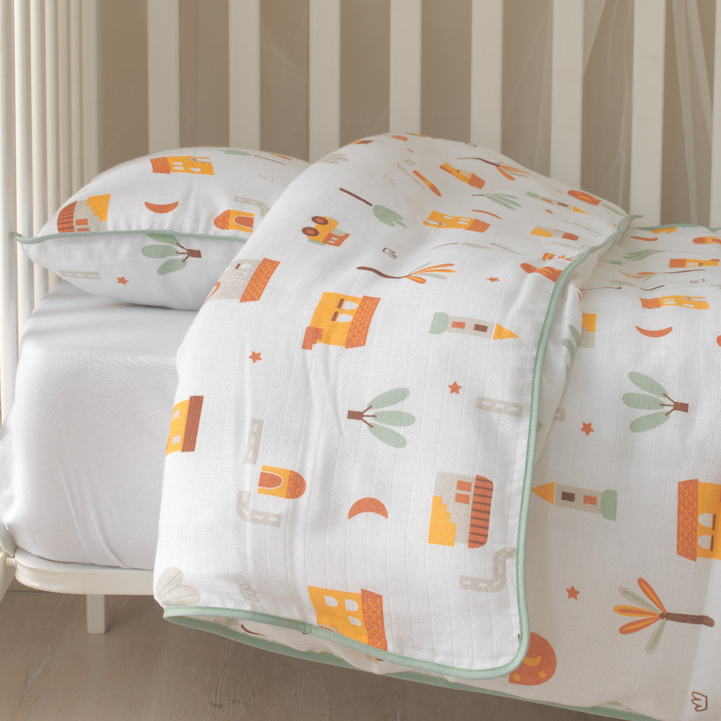 %100 pamuk müslin kumaşın nefes alan gözenekli dokusu üzerinde yol ve bina figürleri.