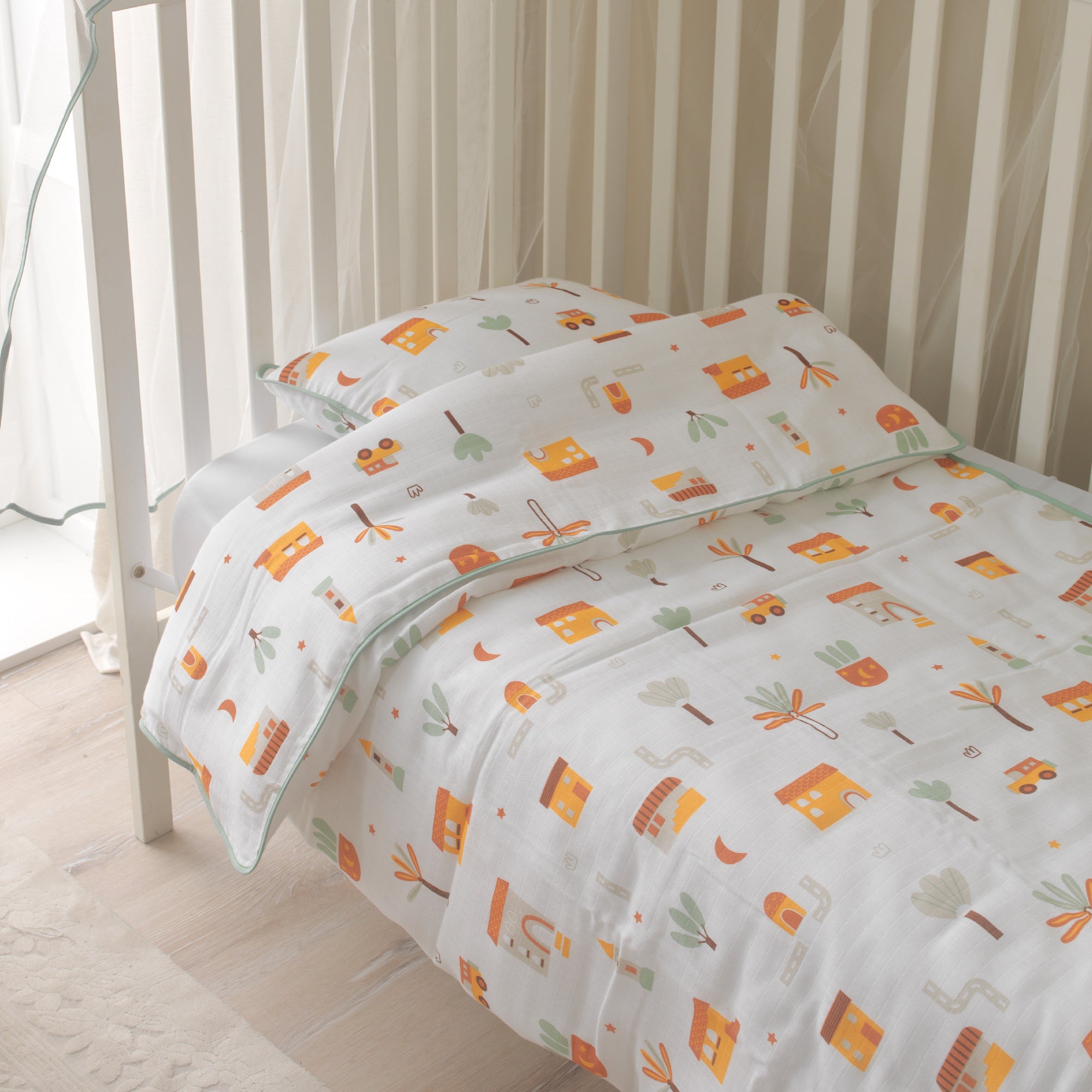 Terlemeyi önleyen nem dengeleyici %100 pamuk müslin kumaşın doğal doku detayı.