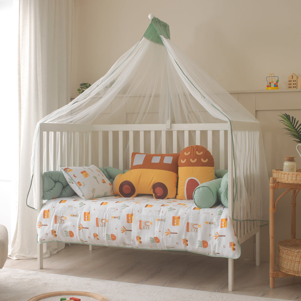 My City şehir temalı su yeşili örgü korumalı bebek beşiği genel oda kurgusu.