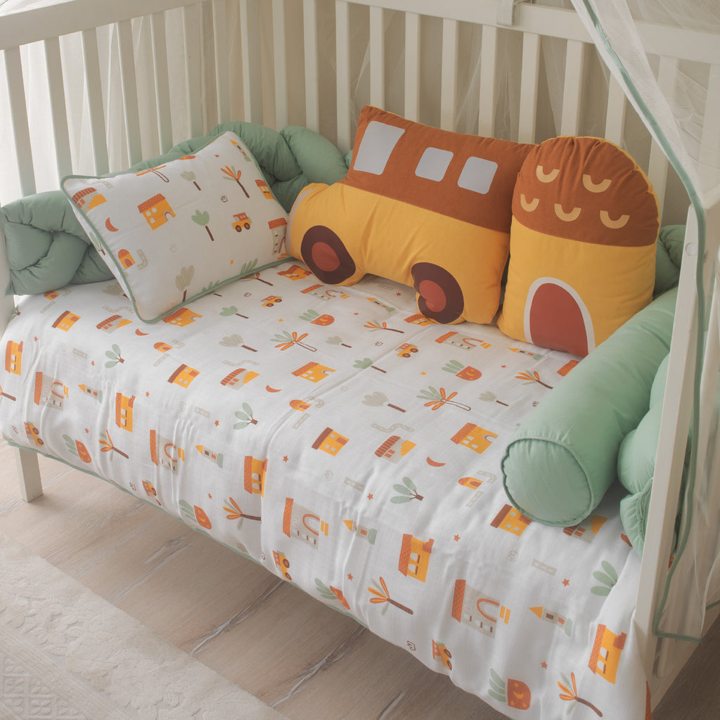 Beşik güvenliği için tasarlanmış el yapımı yeşil üçlü örgü bariyer.