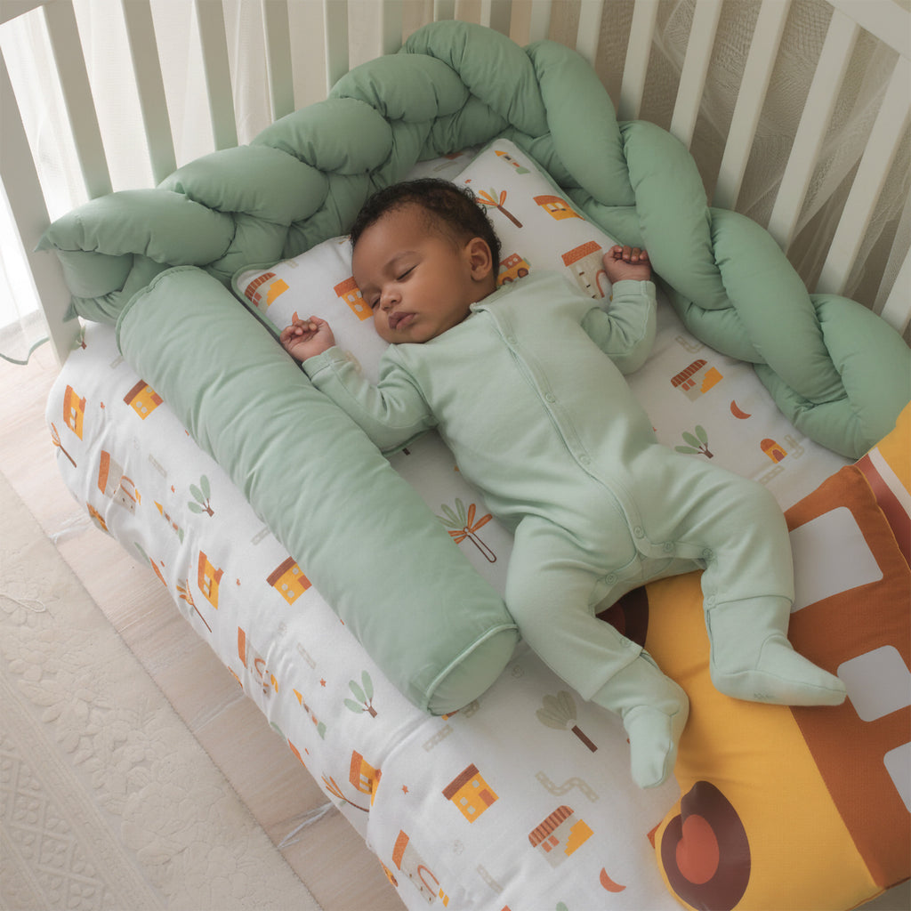 %100 pamuk araba ve ev desenli müslin kumaşın nefes alan doku detayı.