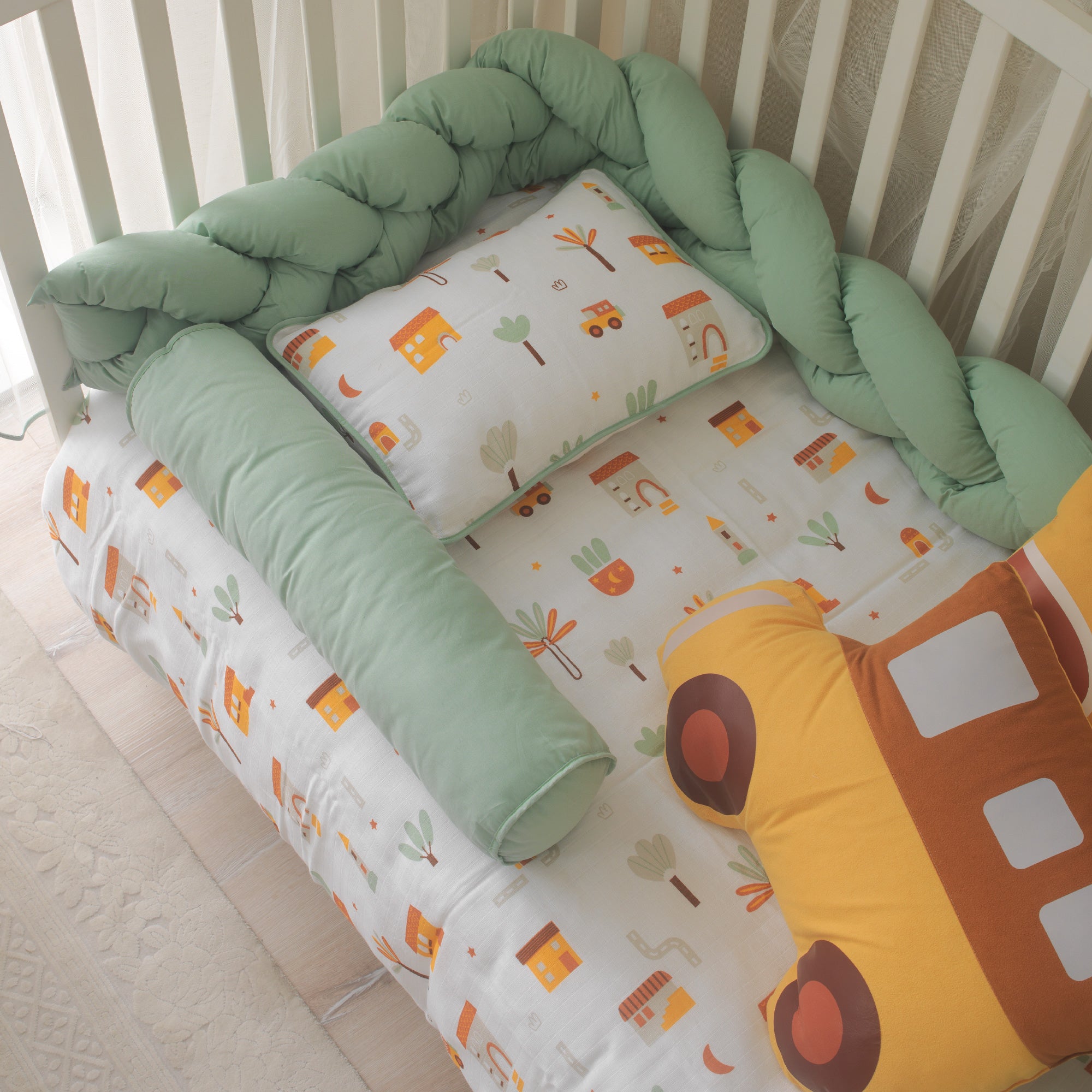 Joyful Kids antialerjik dolgulu yeşil silindir dekoratif yastık.