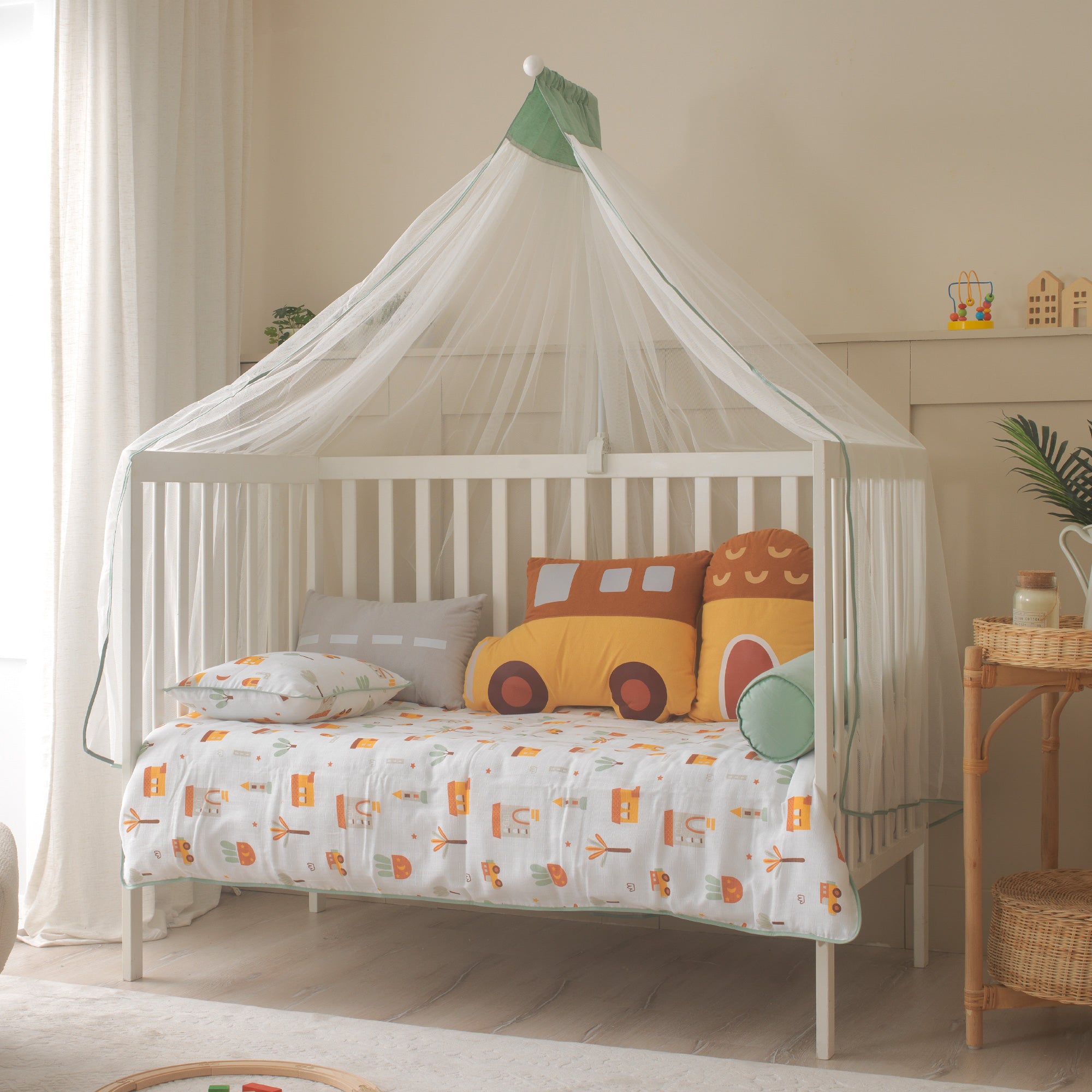 Yol yastığı, sarı araba ve ev figürlü örgüsüz şehir temalı beşik dekorasyonu.