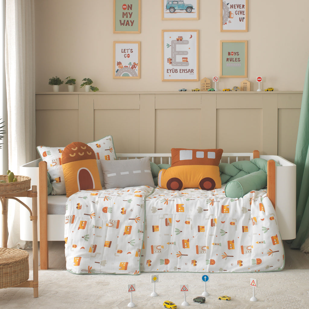 Sarı araba, turuncu ev ve gri yol figürlü dekoratif uyku arkadaşları.