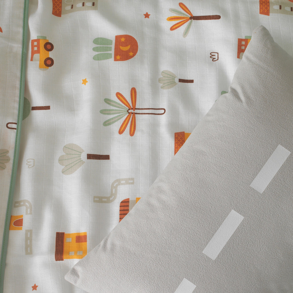 %100 pamuk müslin şehir desenli bebek nevresim takımı detay çekimi.