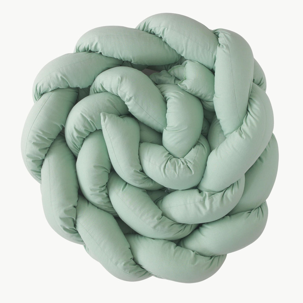 Yeşil renkli 3 sıra örgü bebek yatağı kenar koruma yastığı.