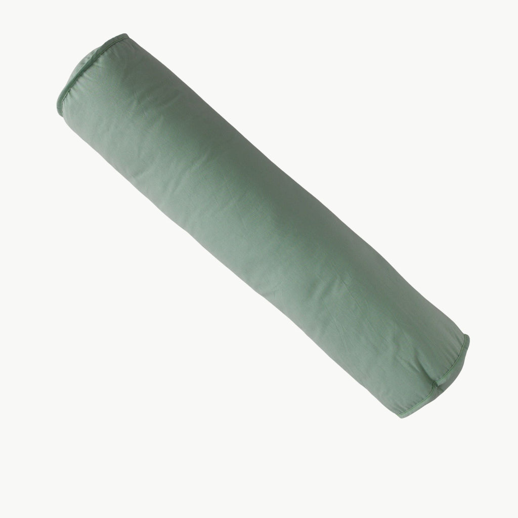 Yeşil renkli silindir formunda pamuklu bebek yatağı kenar koruma yastığı.
