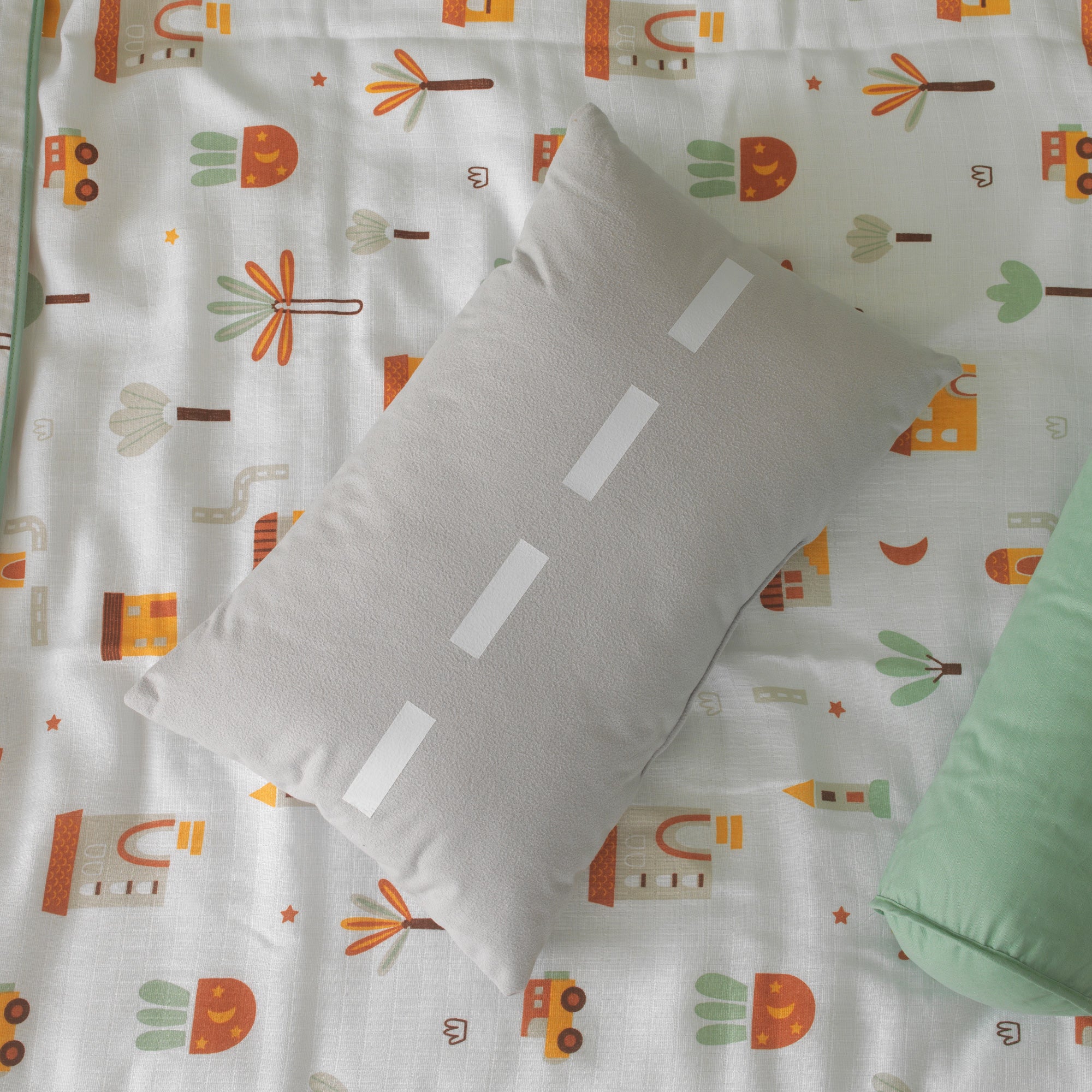 40x30 cm gri yol yastığı ve çocuk odası şehir temalı aksesuarlar.