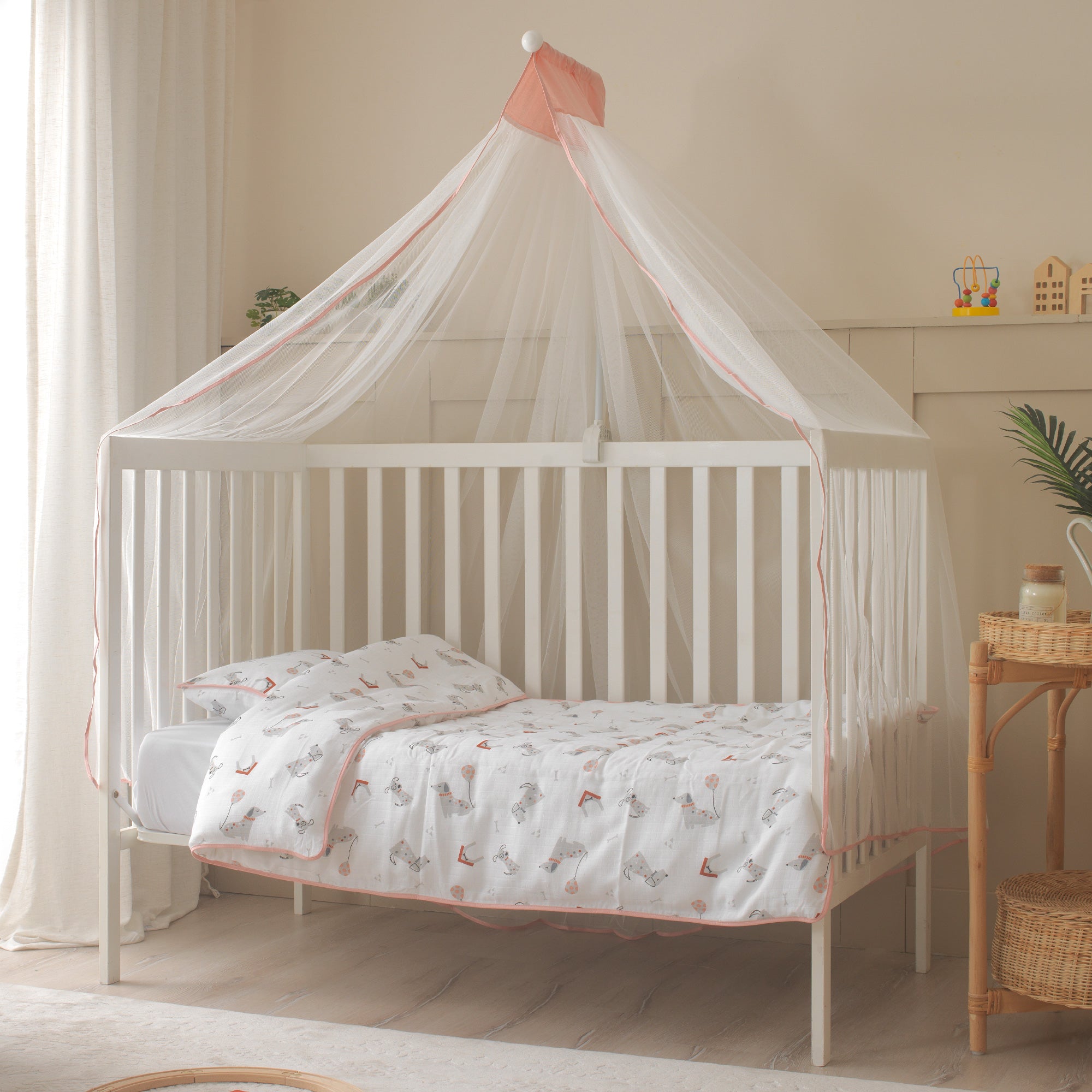 Pembe biye detaylı el işçiliği müslin bebek yastığı ve iç yastık dolgu görünümü.