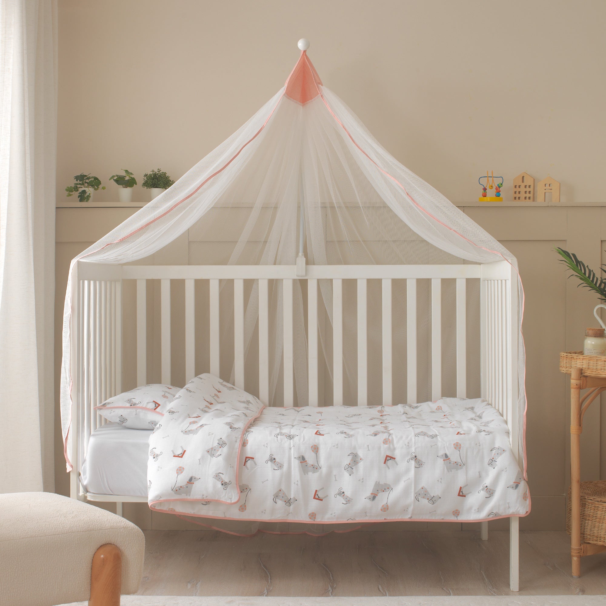 Soft pembe ve gri tonlarında dekore edilmiş Puppy temalı bebek odası nevresim seti.