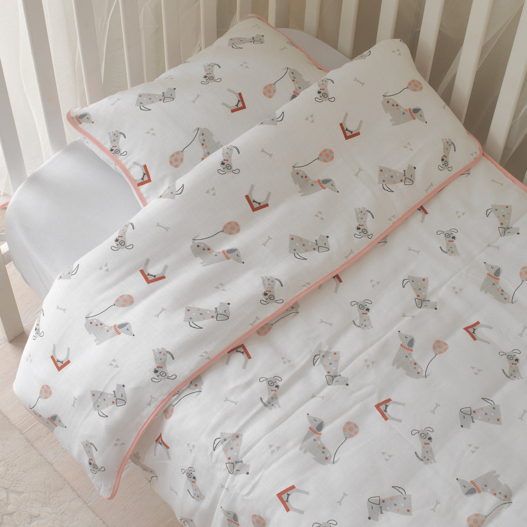 Terlemeyi önleyen nem dengeleyici %100 pamuk müslin kumaşın doku detayı.