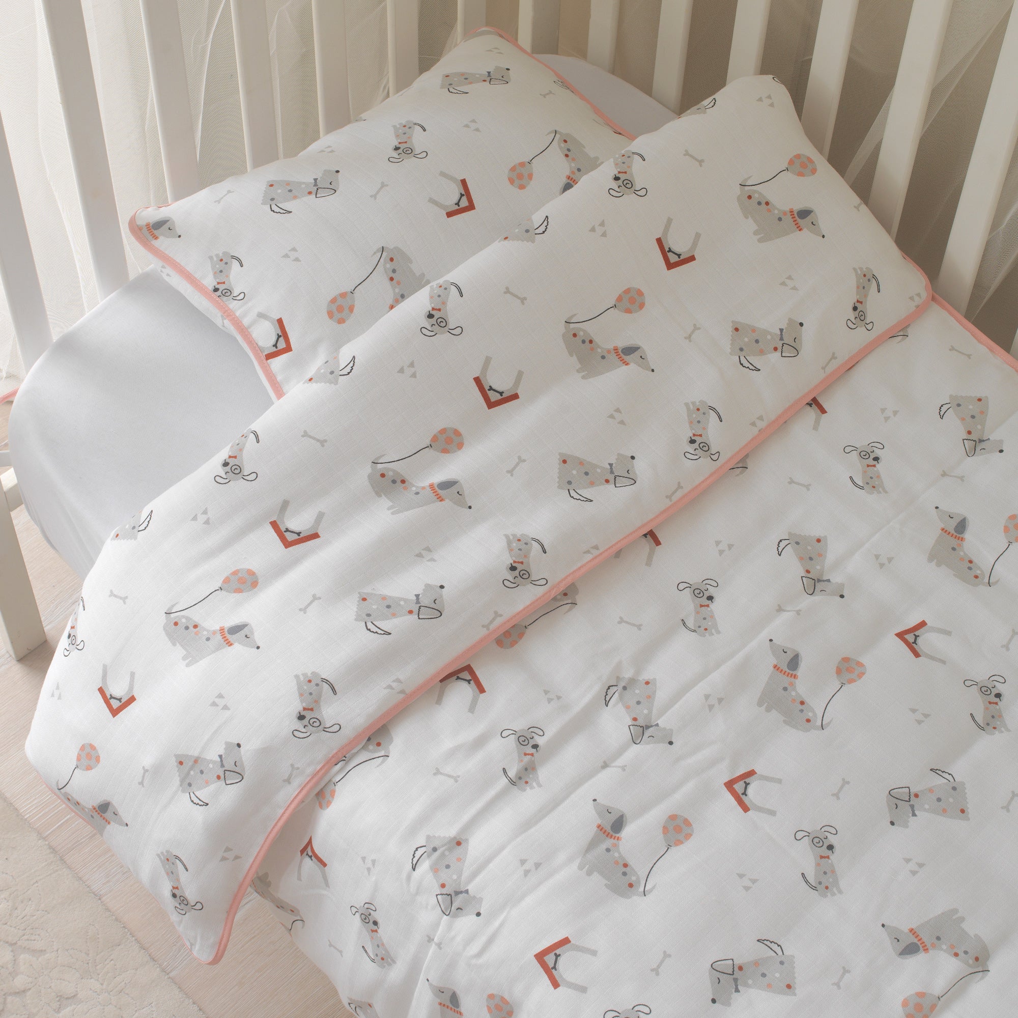 Terlemeyi önleyen nem dengeleyici %100 pamuk müslin kumaşın doku detayı.