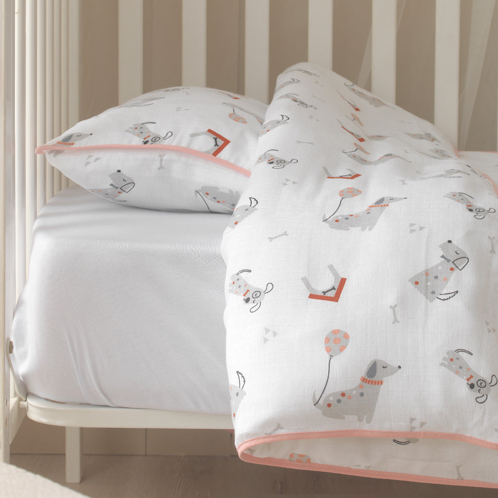 %100 pamuk müslin kumaşın gözenekli dokusu üzerinde Puppy köpek desenleri.