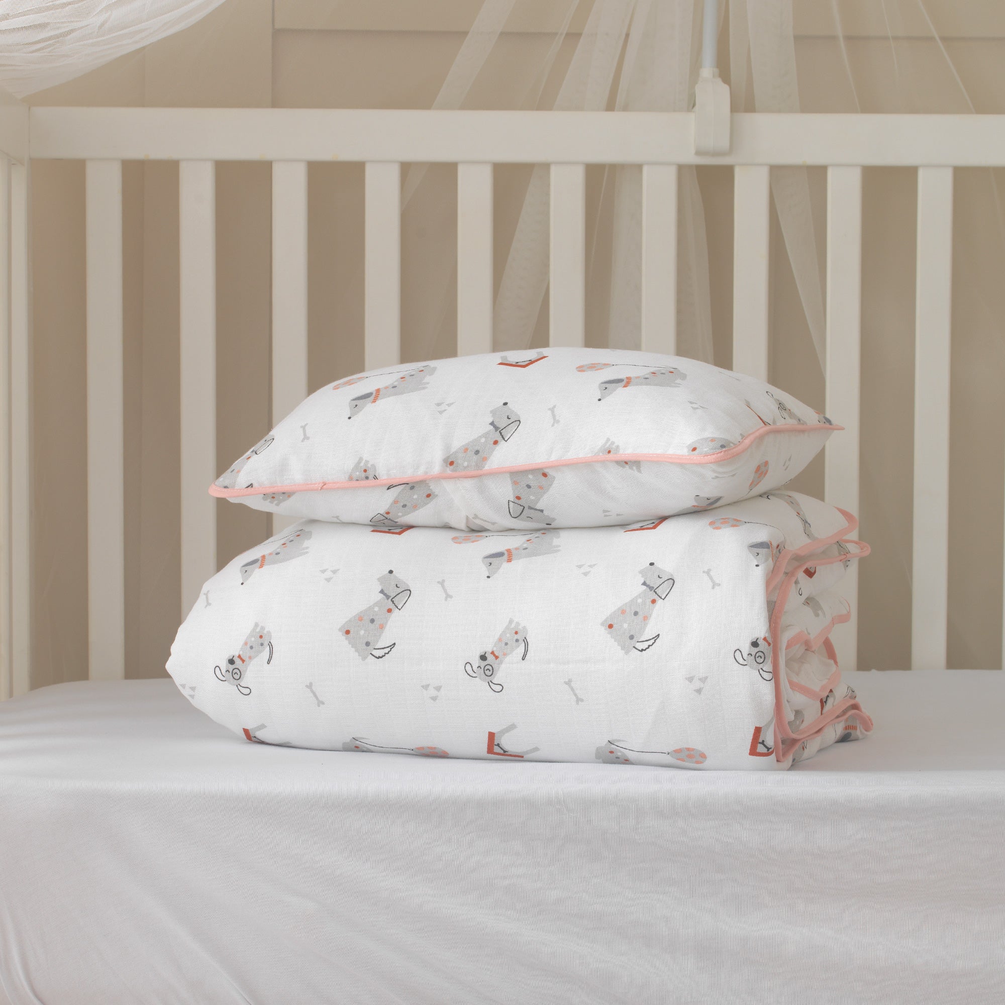 Köpek figürlü müslin bebek nevresim takımı ve pembe biyeli yastık kılıfı beşik dekoru.