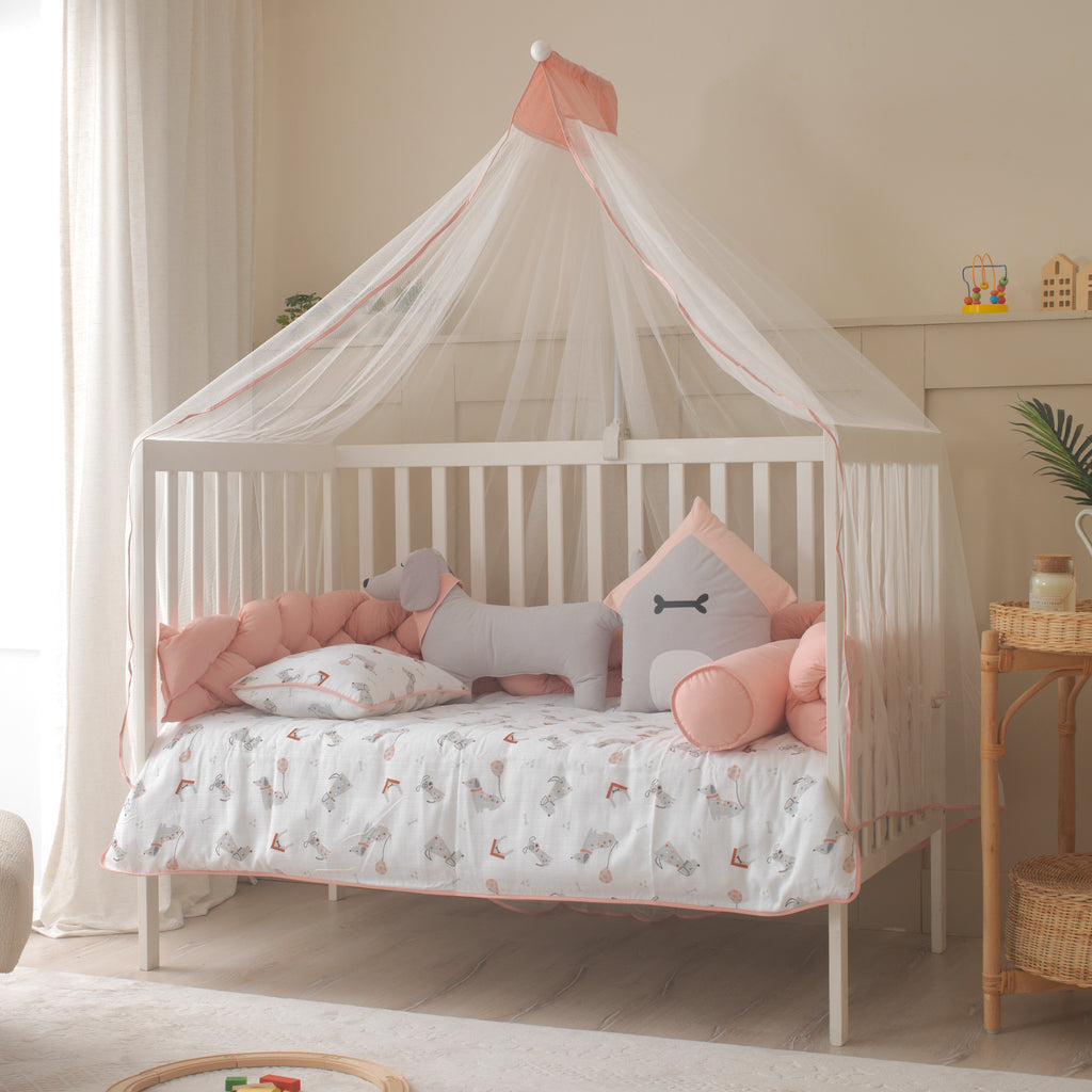 Puppy köpek figürlü ve pembe örgü korumalı lüks bebek beşiği oda dekorasyonu.