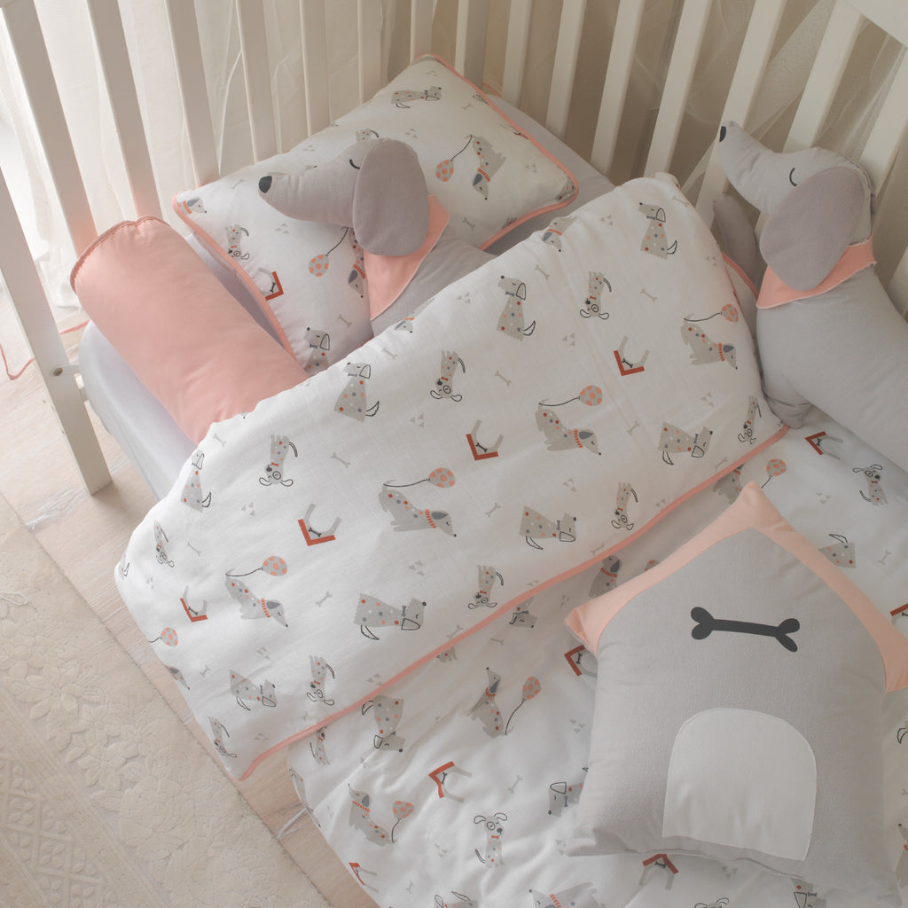 Beşik içinde koruyucu bariyer görevi gören yumuşacık dev Puppy karakter yastığı.