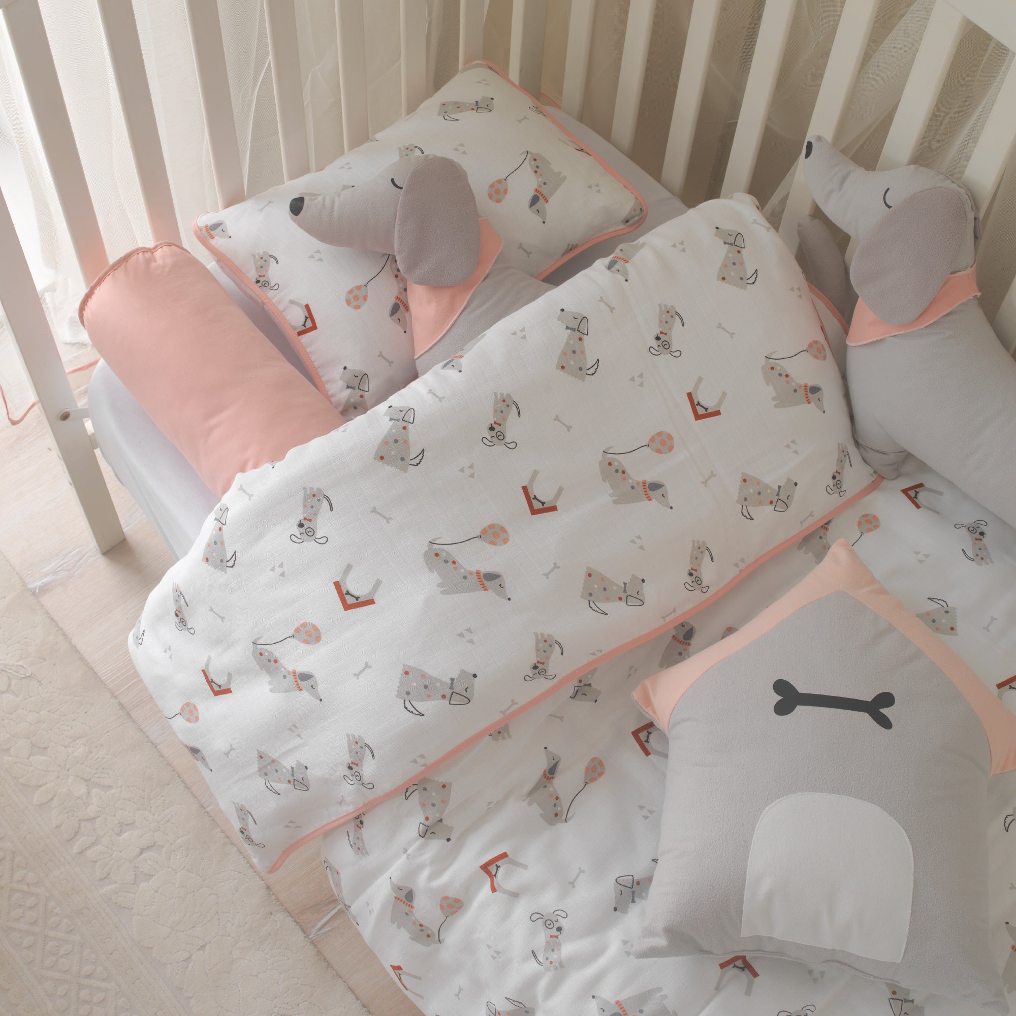 Beşik içinde koruyucu bariyer görevi gören yumuşacık dev Puppy karakter yastığı.