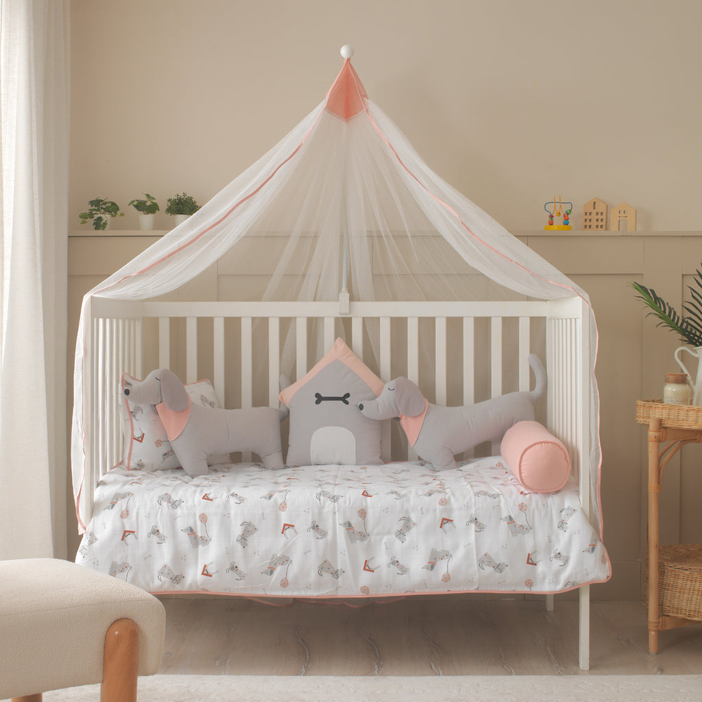 Puppy figürleri ve köpek kulübesinden oluşan neşeli karakter yastık grubu.