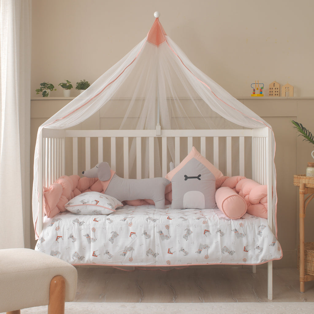 Beşik güvenliğini sağlayan el yapımı pembe renkli üçlü örgü kenar bariyeri.