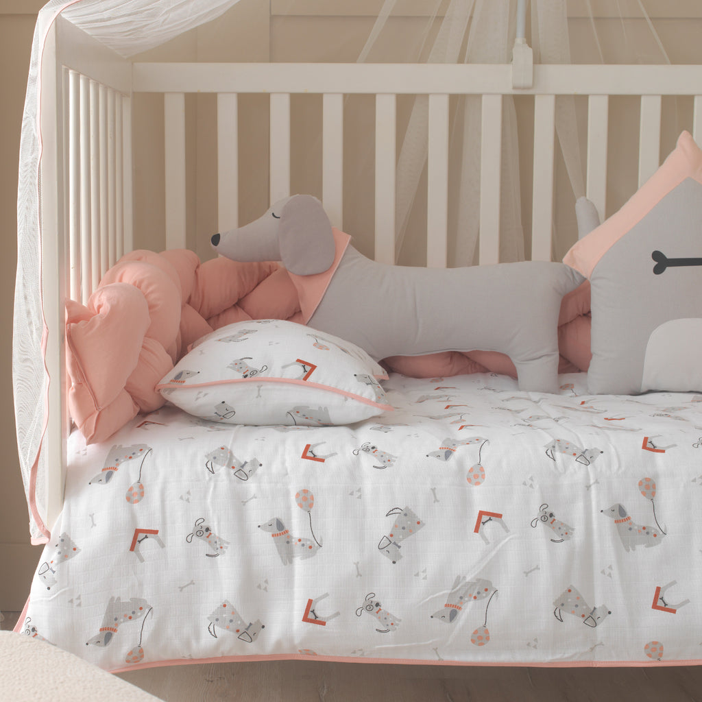 Oyun parkı ölçülerine tam uyumlu pembe detaylı müslin nevresim takımı ve yastık kılıfı.