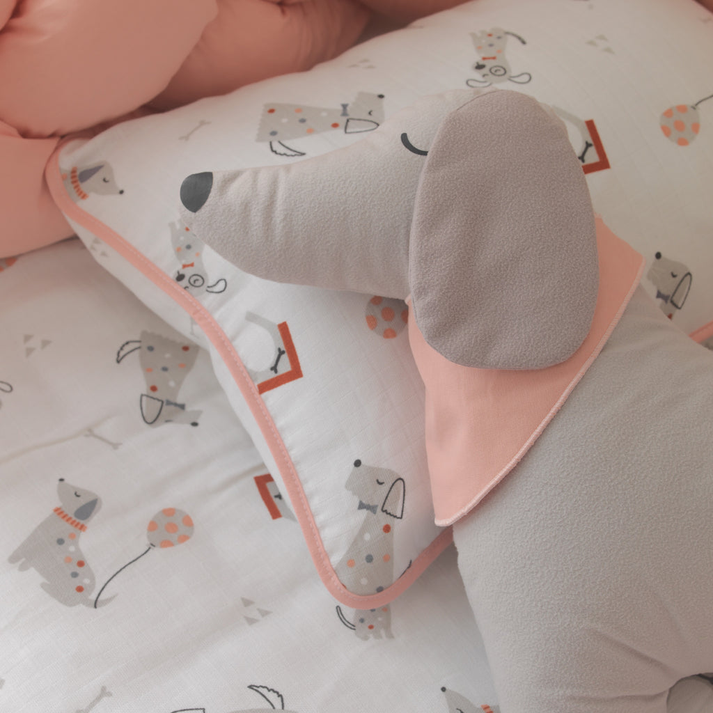 Sevimli Puppy köpek figürü ve gri köpek kulübesi uyku arkadaşı yastık detayları.