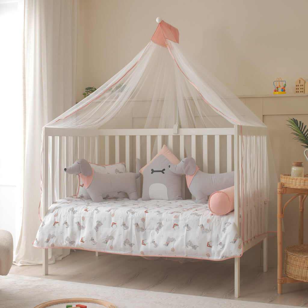 İki adet Puppy köpek figürü ve kulübe yastıklı örgüsüz beşik kurgusu.