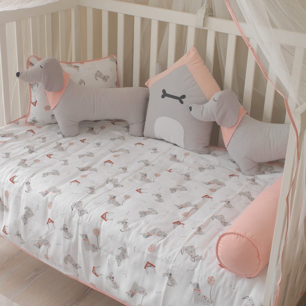Köpekçik desenli pembe detaylı %100 pamuk müslin bebek nevresim takımı görümü.