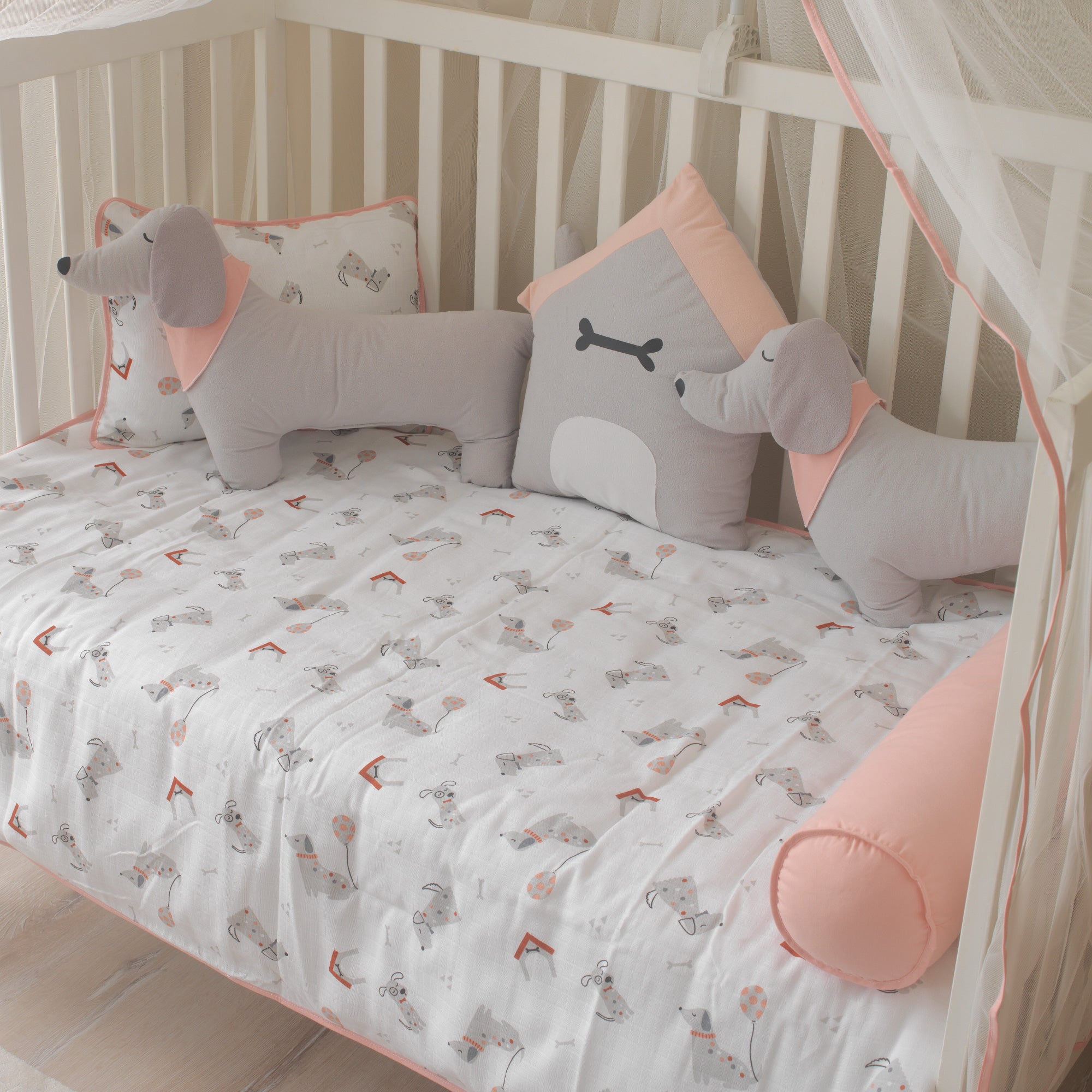 Köpekçik desenli pembe detaylı %100 pamuk müslin bebek nevresim takımı görümü.
