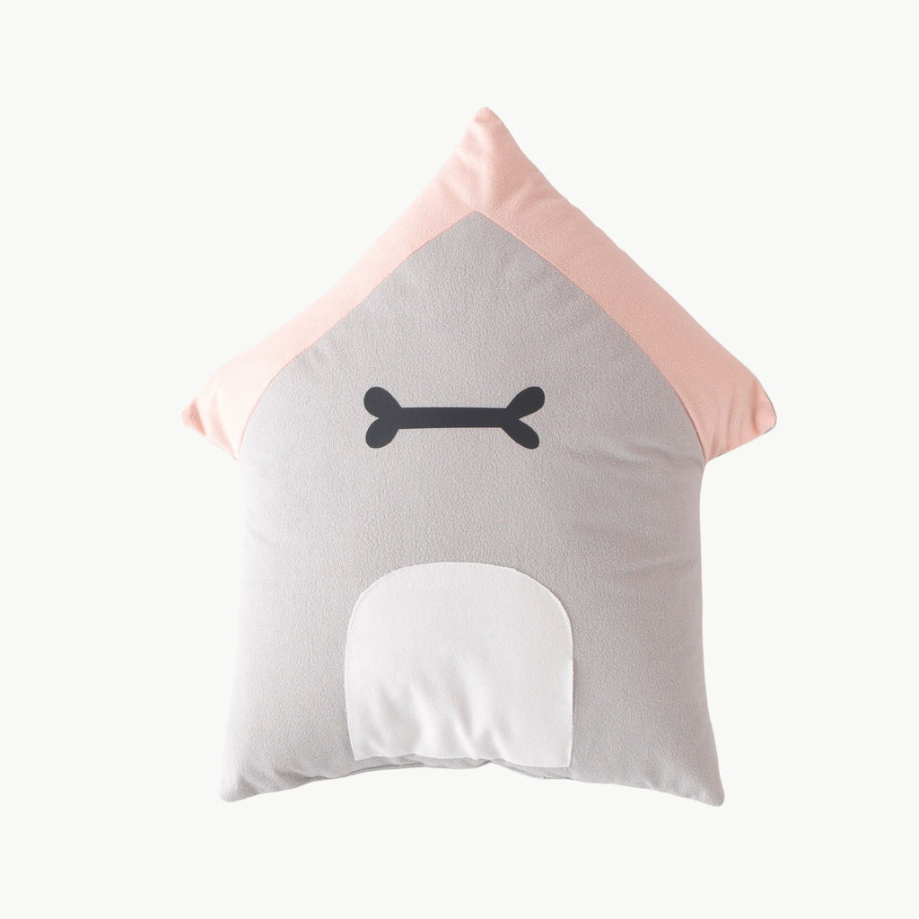 Puppy serisi gri pembe köpek kulübesi formunda dekoratif yastık.