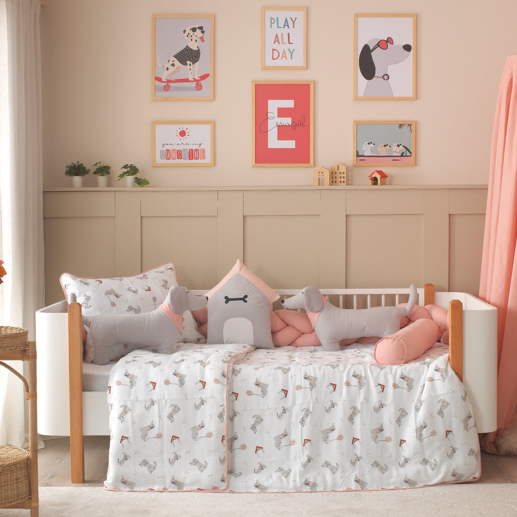 İki adet gri sosis köpek ve kemik detaylı köpek kulübesi figürlü dekoratif yastıklar.