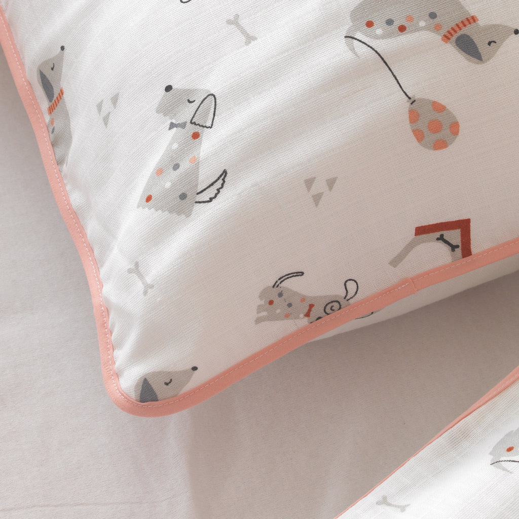 %100 pamuk müslin sosis köpek desenli bebek nevresim takımı yakın çekim detay.