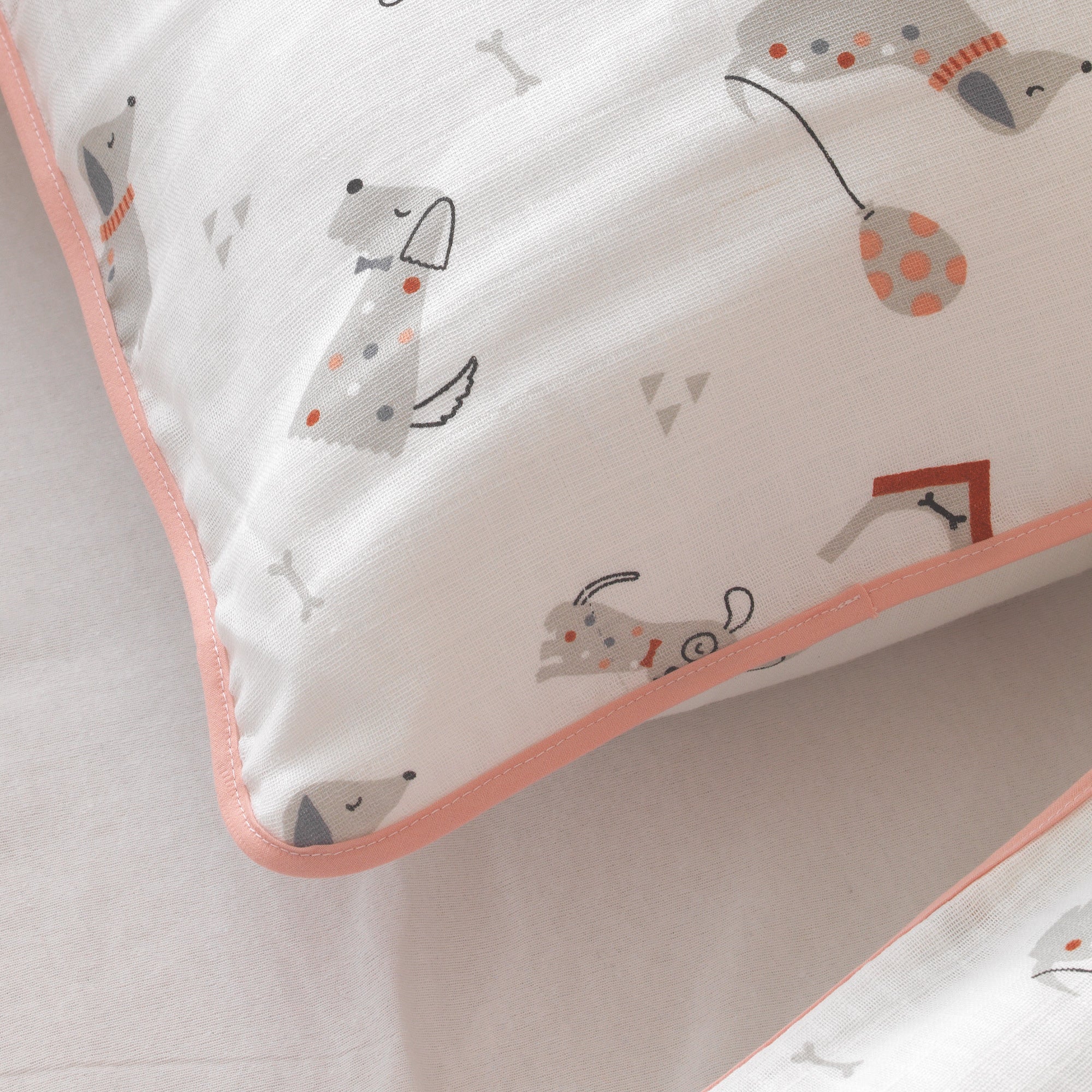 %100 pamuk müslin sosis köpek desenli bebek nevresim takımı yakın çekim detay.