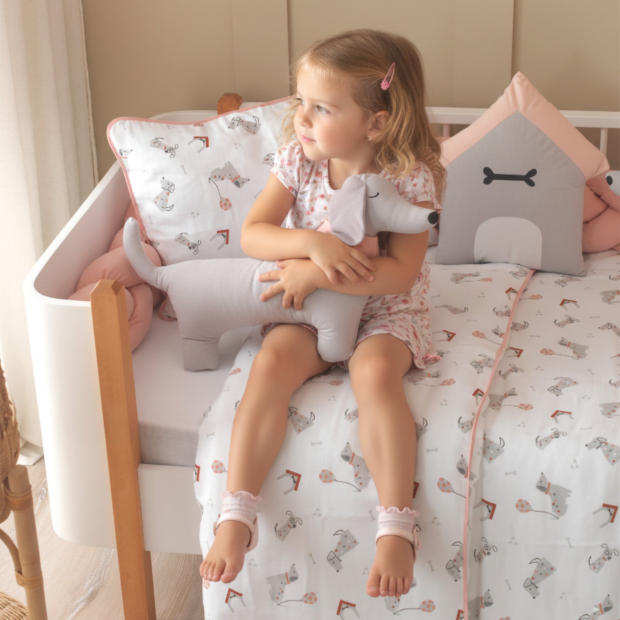 Lüks süet kumaş pembe bandanalı köpek uyku dostu Joyful Kids üretimi.