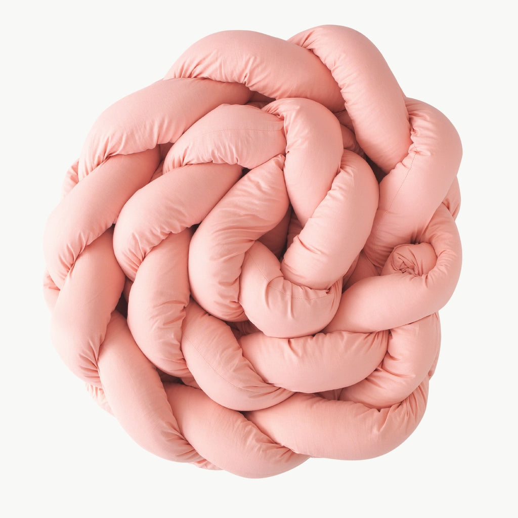 Pembe renkli 3 sıra örgü bebek yatağı kenar koruma yastığı.