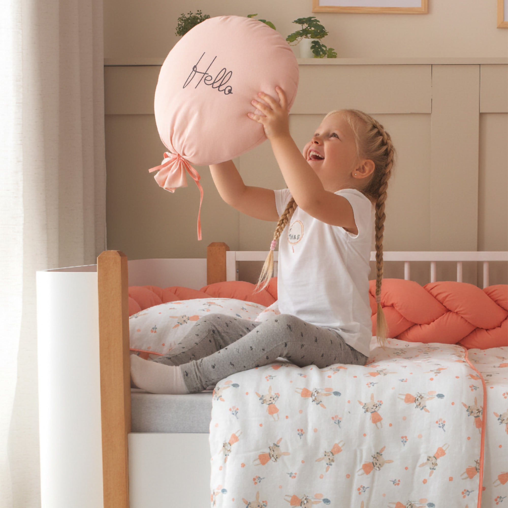 50x40 cm el yapımı kurdeleli balon figürlü bebek yastığı.