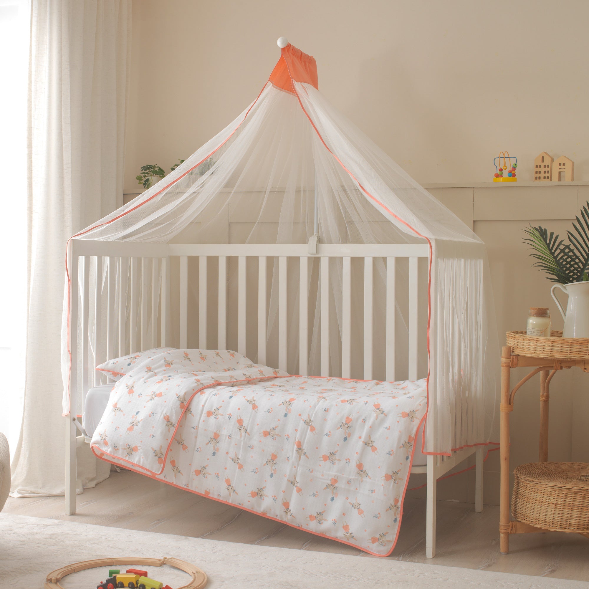 Mercan biye detaylı el işçiliği müslin bebek yastığı ve iç yastık dolgusu.