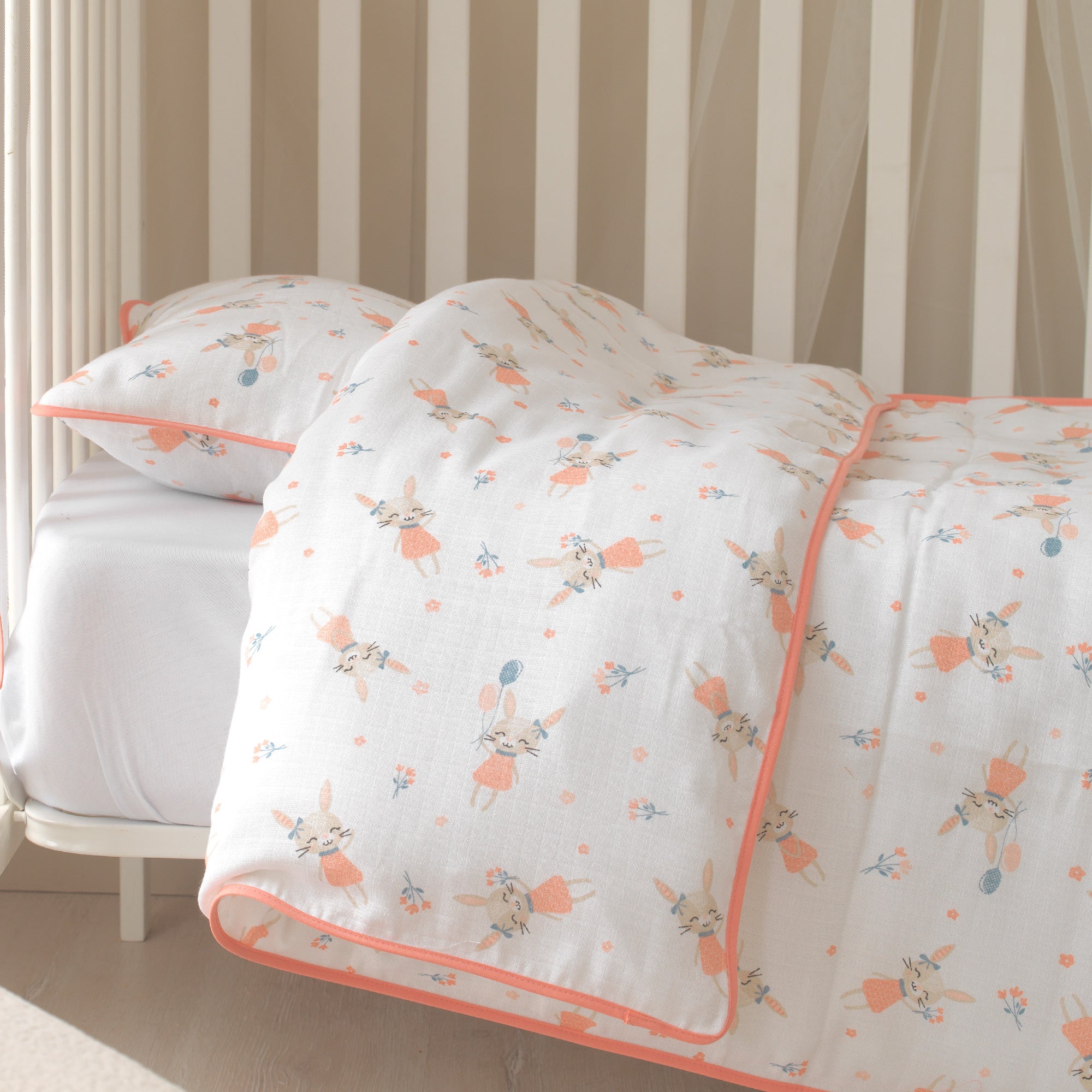 Kız bebek odaları için tasarlanmış mercan ve krem tonlarında Rabbit nevresim konsepti.