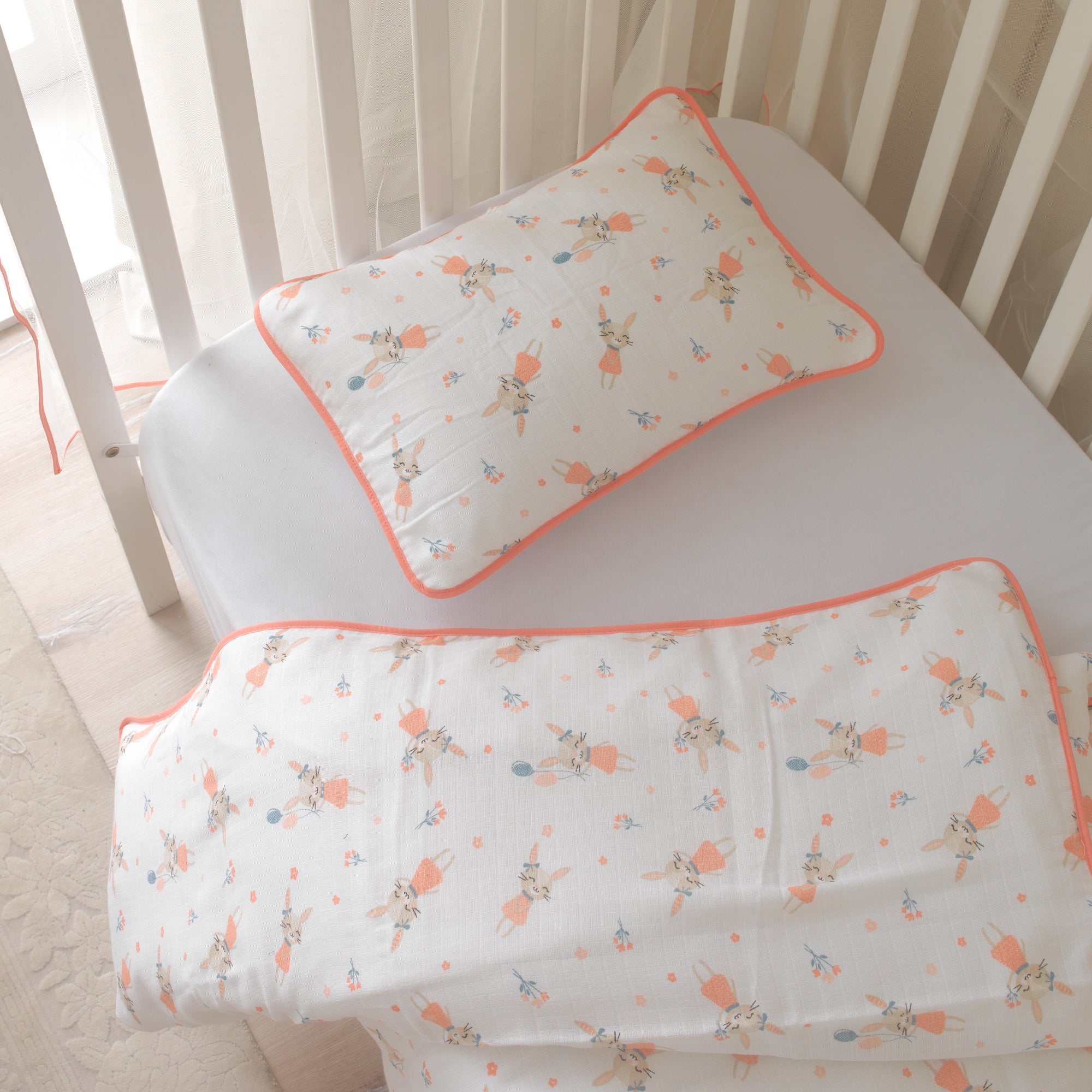 %100 pamuk müslin kumaşın nefes alan gözenekli dokusu ve sevimli tavşan figürleri.