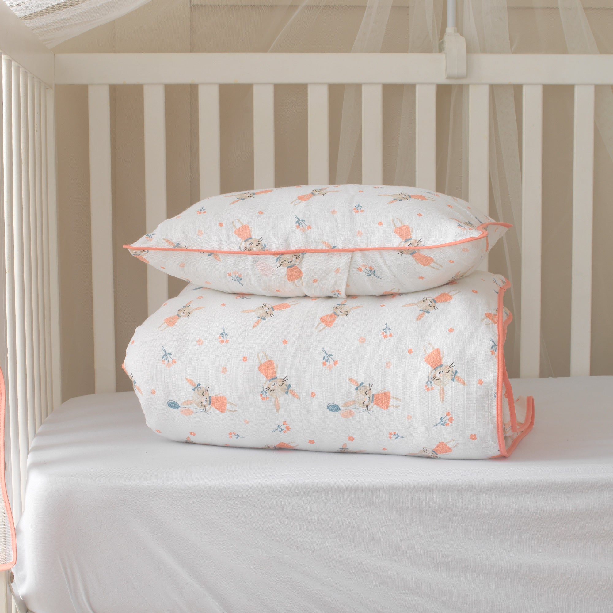 Tavşan desenli müslin bebek nevresim takımı ve mercan biyeli yastık kılıfı beşik seti.