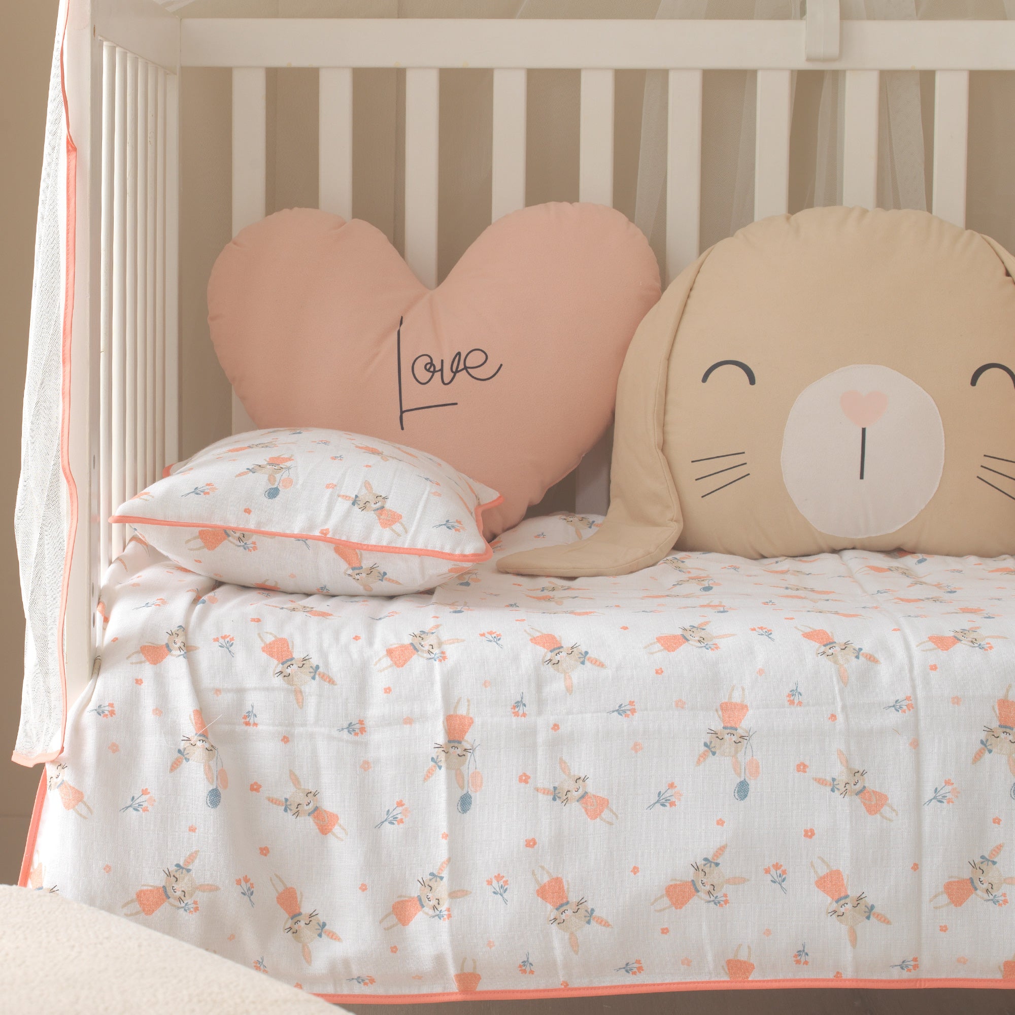 Büyüyen beşik ve oyun parkı uyumlu mercan temalı bebek odası tekstili.