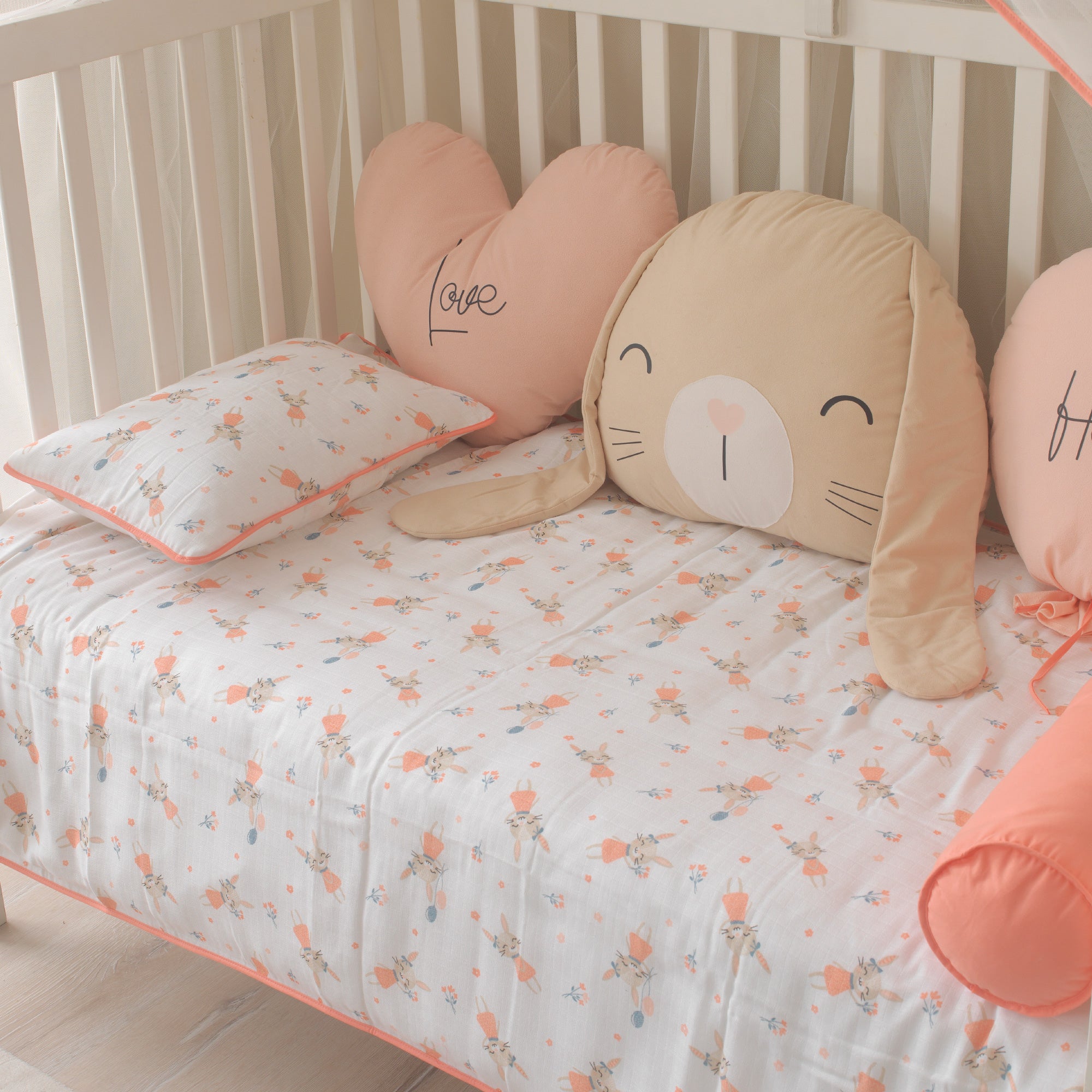 "Hello" baskılı balon yastık, pembe kalp ve tavşan figürlü uyku arkadaşları.