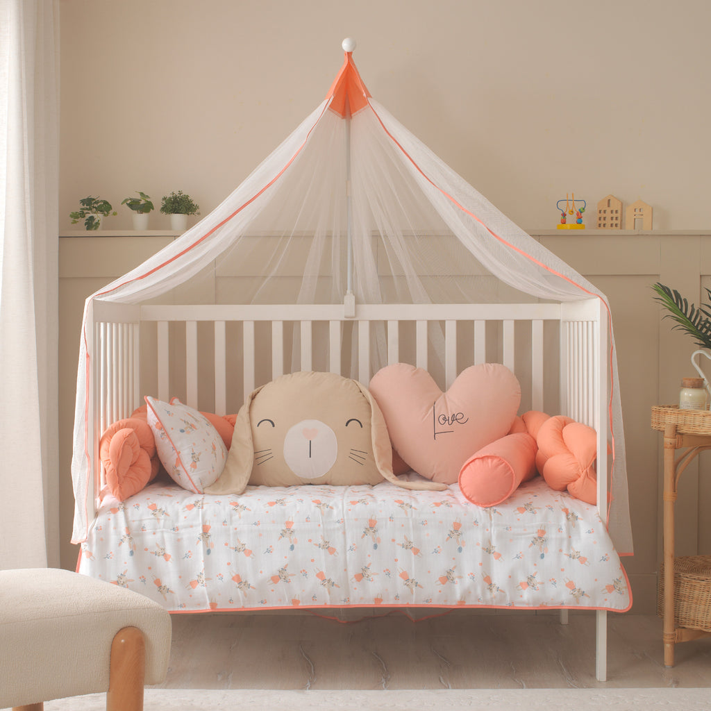 Oyun parkı ölçülerine uygun mercan detaylı müslin nevresim ve silindir yastık.